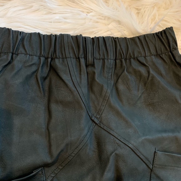 UNIF Garçon Faux Leather Shorts - Picture 5 of 8